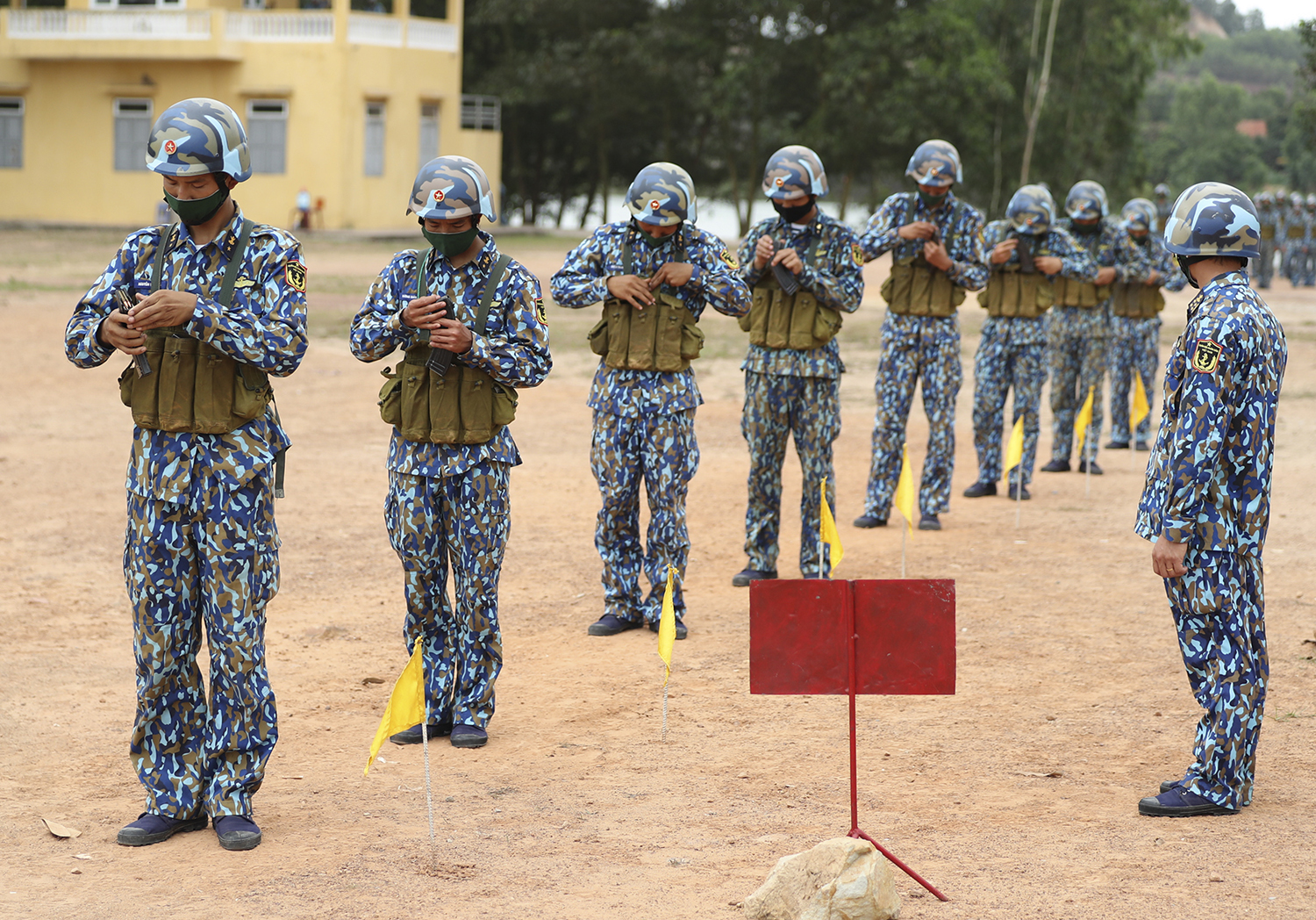 Thao tác lắp đạn vào hộp tiếp đạn.